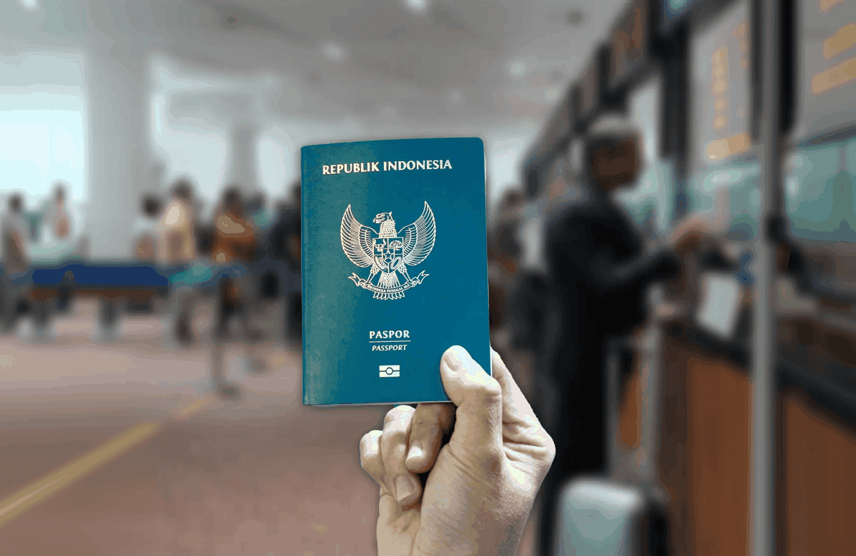 Pemohon menunjukkan Paspor Republik Indonesia